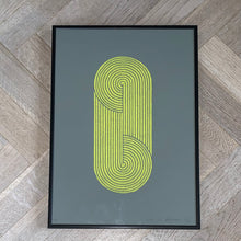 Indlæs billede til gallerivisning Cecilie Lund-Rasmussen - “To spiraler” gul linoleumstryk (A3)